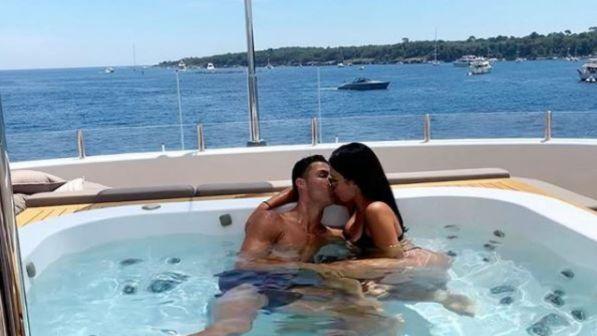 Georgina Rodriguez in barca fa impazzire Ronaldo e... milioni di fan