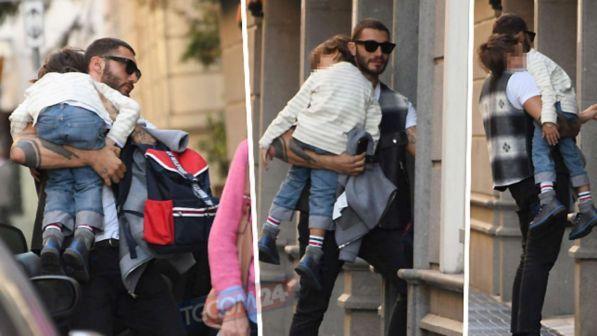 Stefano De Martino a casa di Belen, che papà dolcissimo con Santiago