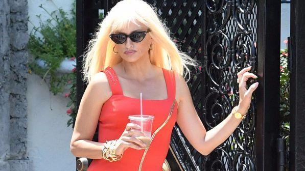 Penelope Cruz è Donatella Versace, una mora nei panni di una bionda