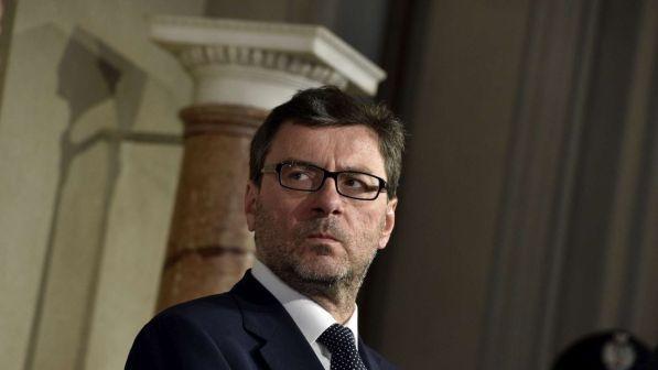 Giorgetti boccia i minibot: "Non sono verosimili, c'è chi crede a Borghi?"