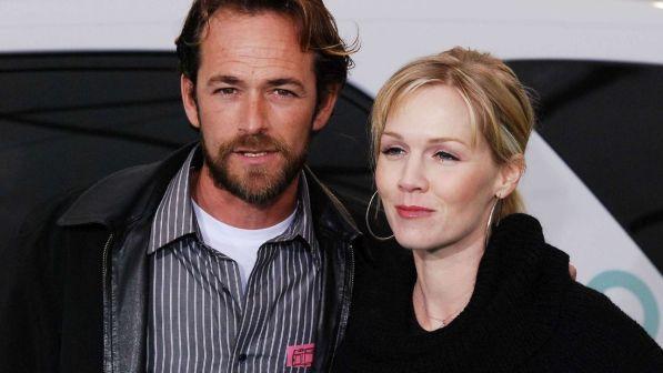 Luke Perry, la collega Jennie Garth spiega il silenzio: "A lui non importava nulla dei social"