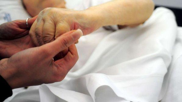 Madre in coma vegetativo si risveglia dopo 27 anni sentendo la voce del figlio