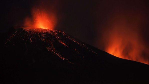 Eruzione Etna, riaperto parzialmente l'aeroporto di Catania