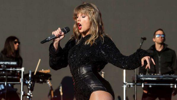 Taylor Swift, il presentatore dopo il concerto: "Credo che tu debba farti una doccia"
