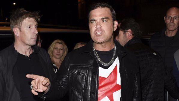 Robbie Williams, cancellate due date del tour: "Soffro di ernia del disco"