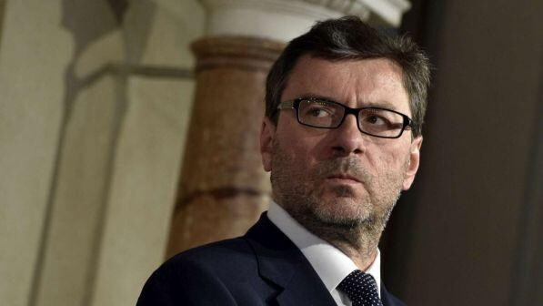 Manovra, Giorgetti: "Con lo spread così alto a rischiare sono le banche"