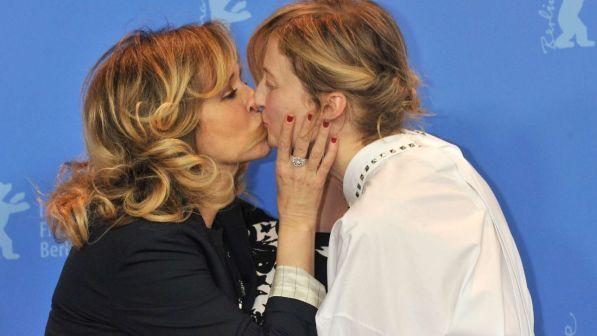 Valeria Golino e Alba Rohrwacher, bacio saffico sul red carpet nel segno della Sardegna