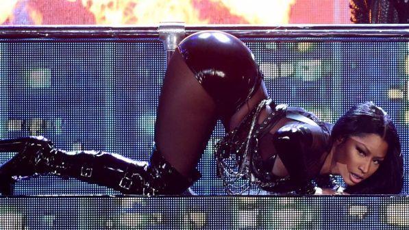 Drake fa il pieno e batte ogni record, Nicki Minaj twerka e provoca...