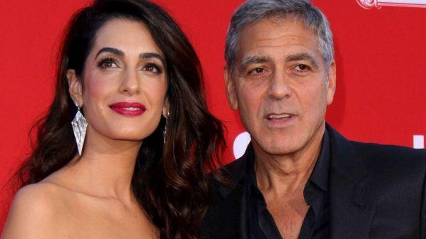 I gemelli Clooney piangono in aereo? George regala cuffie
