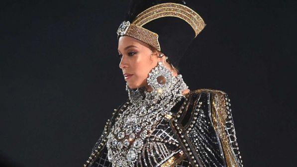 Beyoncé è una strega e lancia incantesimi: l'accusa della sua ex batterista
