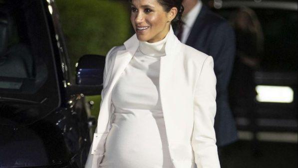 Meghan Markle vuole partorire in acqua con un'ostetrica rigorosamente femmina