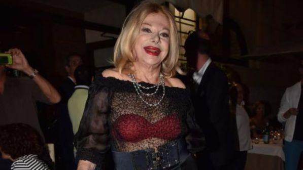 Sandra Milo, a 84 anni ardite trasparenze in strada...