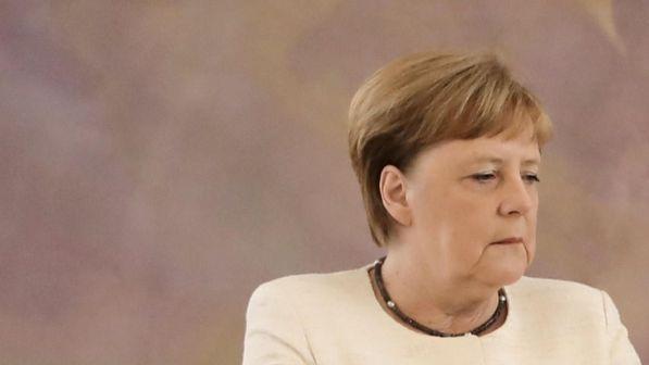 Merkel con Macron, emergenza incendi Amazzonia: il G7 ne parli