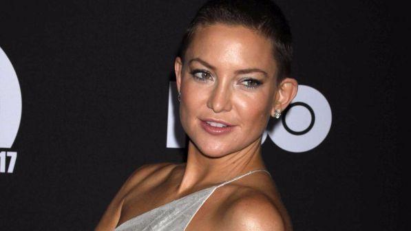 Kate Hudson, nude look e capelli rasati: "Ho copiato il taglio a mio figlio"