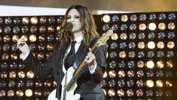 Laura Pausini corona il sogno di una fan autistica e la porta sotto al palco a Cagliari