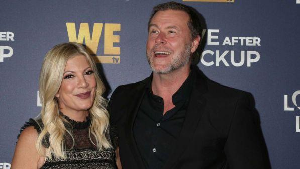 Il marito di Tori Spelling svela: "Mio figlio Jack ci sorprese a letto insieme"