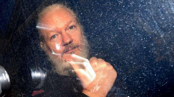 Assange, la Svezia riapre l'inchiesta per stupro e molestie