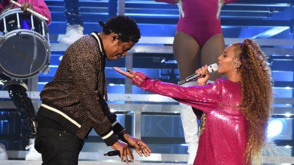 Jay Z e Beyoncé, caos al concerto: invasione sul palco dell'OTR Tour di Atlanta