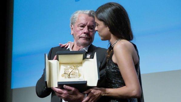 Cannes, le lacrime di Alain Delon per la Palma d'oro: "Ora può finire la mia vita"