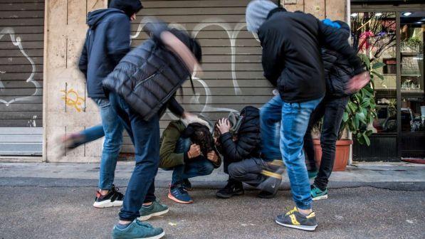 Canosa di Puglia, disabile difende fratello da una rapina: pestato a sangue da una gang