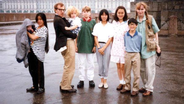 Woody Allen, il figlio Moses torna a difendere il padre: "Ad abusare di noi è stata mia madre Mia Farrow"