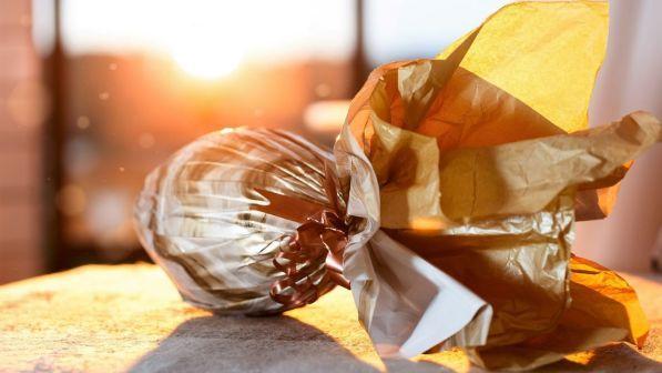 Milano, figlia apre uovo di Pasqua in anticipo: padre le rompe il naso