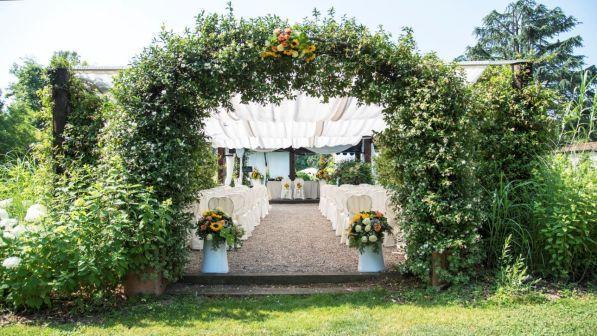 Marche, sposo e sposa non si presentano in Comune per il matrimonio: giallo sui telefoni spenti