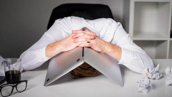 Lavoro, dalla crisi triplicati i giovani in fuga all'estero | Molti immigrati utilizzati in lavori disagiati
