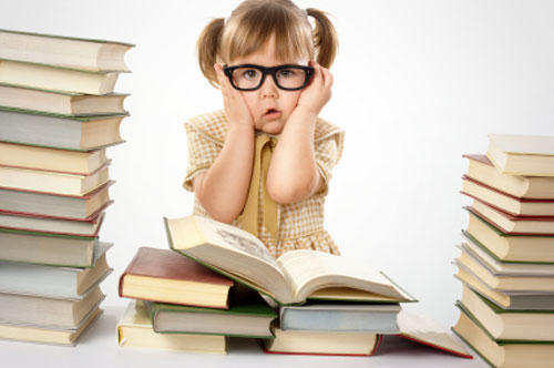 bambina con occhiali, stress, studio, istruzione, scuola, compiti