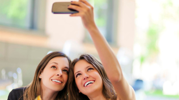 Olanda, aumentano i pidocchi nelle scuole: è colpa dei selfie