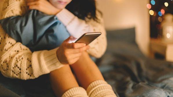 Ministeri dell'Ambiente, della Salute e dell'Istruzione obbligati a informare sui rischi dei cellulari: la sentenza del Tar