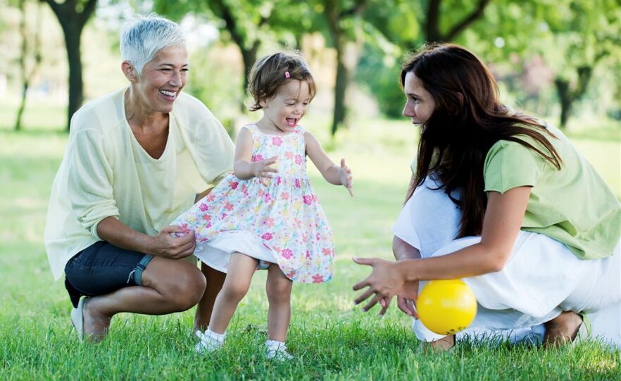 bambini,nonni,mamma,genitori,divertimento,nonna e nipote,nonno