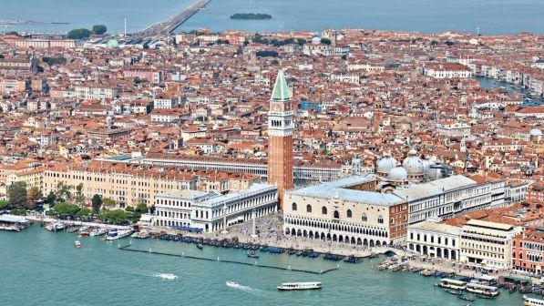 Venezia, il prof sequestra il cellulare: alunna in gita si butta dalla finestra