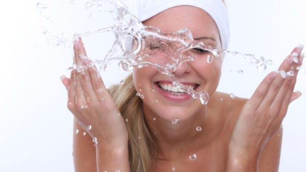 Struccanti: acqua micellare, tonico o prodotti bifasici?
