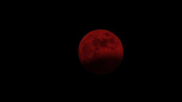 Eclissi parziale, la Luna diventerà rossa: ecco dove e a che ora vedere lo spettacolo