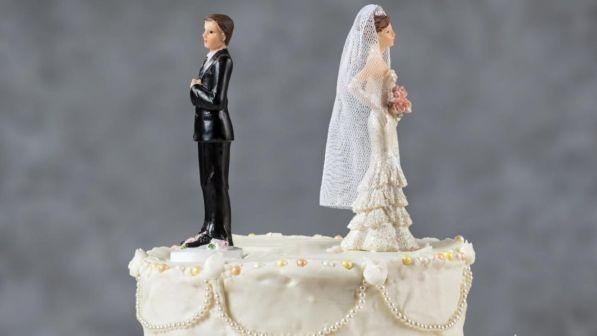L'ex marito non può pagare l'assegno di mantenimento alle figlie: "Ci pensi il datore di lavoro"