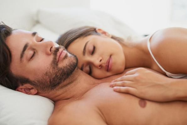 Sonno e amore: piccole strategie per dormire bene anche con lui