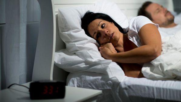 Con l'insonnia cronica il cervello diventa "cannibale": mangia i suoi neuroni per difendersi