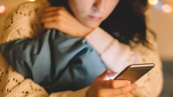 Francia, niente cellulare a scuola: il divieto diventa legge