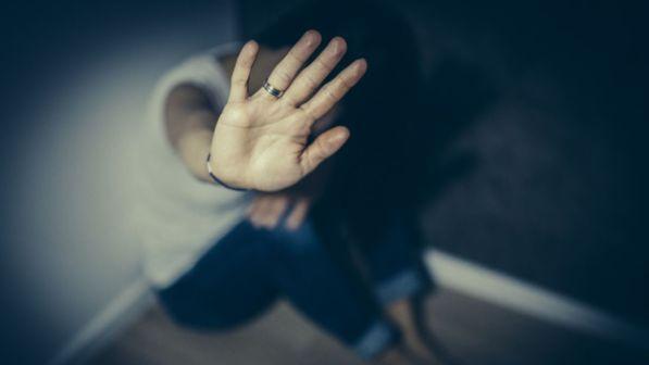 Rimini, marito "malato di sesso", la moglie lo denuncia: indagato per maltrattamenti in famiglia