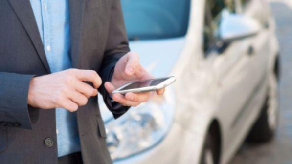 Usa, attraversare la strada guardando il cellulare diventa illegale