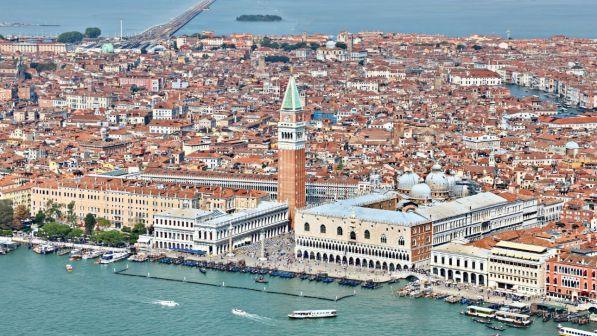 Fanno il bagno nudi a Venezia, maximulta per due tifosi dello Slavia Praga