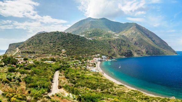 Allarme dell'Ingv: "Le Eolie sprofondano di un cm l'anno, il mare le sta inghiottendo"