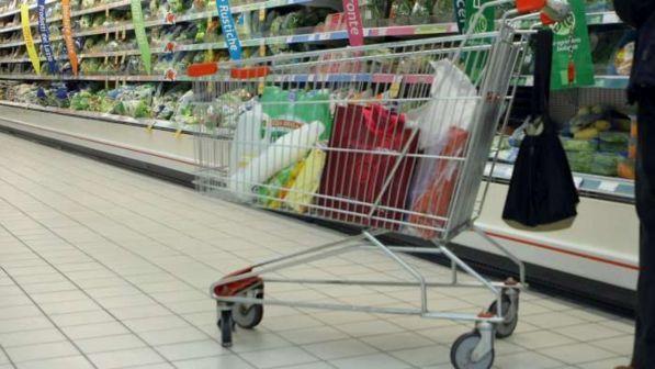 Varese, "Non voglio essere servita da un negro": supermarket denuncia cliente che insulta cassiere di colore