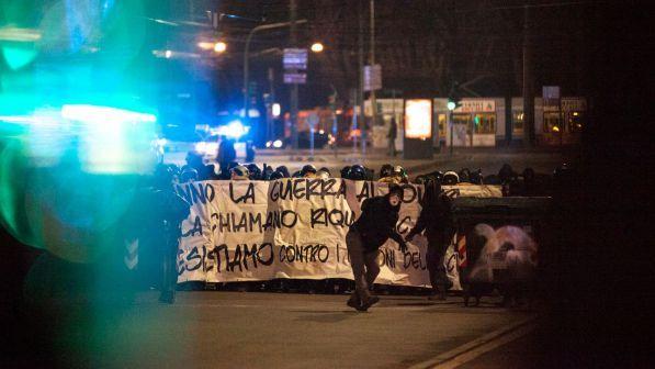 Guerriglia a Torino, corteo e protesta davanti al carcere