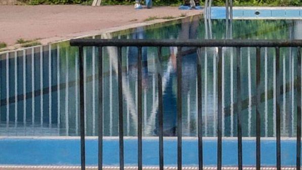 Fermo, bimba di quattro anni rischia di annegare in piscina: è grave