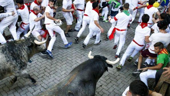 Corsa dei tori a Pamplona: diversi feriti, gravi due americani