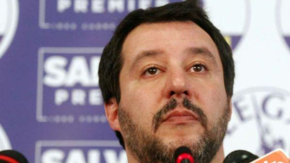 Migranti, Salvini contro Macron: "Arrogante, apra i porti francesi"