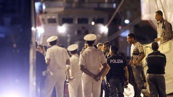 Migranti, in 75 sbarcano a Crotone: erano a bordo di un veliero