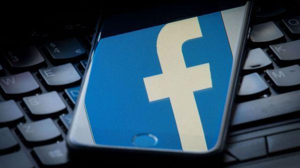 Mediaset, Facebook condannato per la pubblicazione di link a contenuti protetti: è la prima volta in Italia